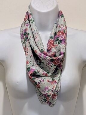 NWOT Beckwoman  20”x21” Purple and Pink Floral Ascot Scarf